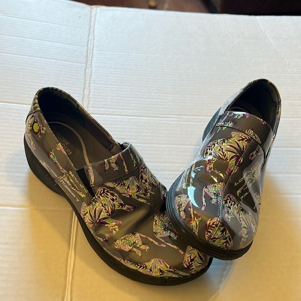 Dansko-work wonders Euro size 36 (size 5.5)-animals, patent slip resistant shoe